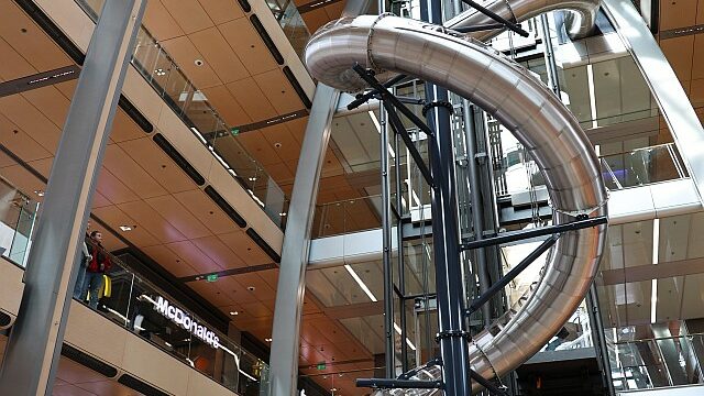 Indoor-Rutsche in der Europa Passage Hamburg