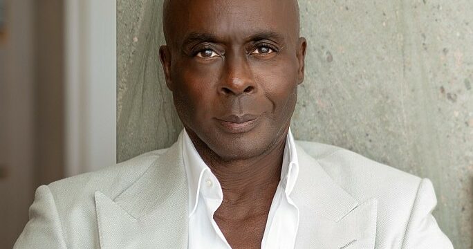 Star-Entertainer Bruce Darnell ist am 24. März 2024 im Alstertal-Einkaufszentrum