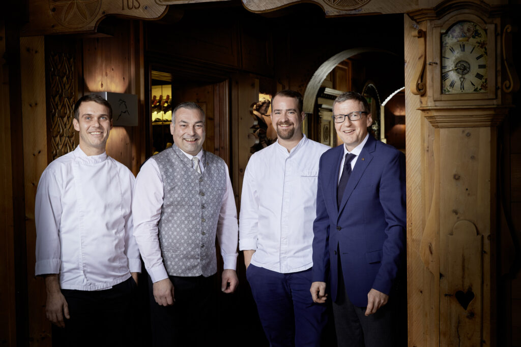 „Poesie in Flaschen“ Weltklasse Weine aus Italien und Frankreich zu Gast im 5 Sterne SPA Hotel Jagdhof: „Weintage 2024.10“ vom 18. bis 20. April 2024 Jagdhof_Christian-Jeske_Karlheinz-Jonak_Alban-Pfurtscheller_Alban-Mayr_Alban-Pfurtscheller-1024x683 „Poesie in Flaschen“ Weltklasse Weine aus Italien und Frankreich zu Gast im 5 Sterne SPA Hotel Jagdhof: „Weintage 2024.10“ vom 18. bis 20. April 2024