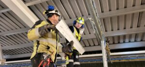 LED-Kit-being-installed-Mowi-Valsneset-Copyright_-Glamox-300x139 Glamox liefert energieeffiziente Beleuchtung für nachhaltige Fischfutterproduktion bei Mowi in Norwegen