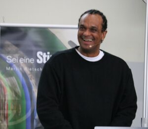 Buchveröffentlichung: Martin Rietsch präsentiert erstes Buch Martin-Rietsch-Buch-Sei-eine-Stimme-1-300x262 Buchveröffentlichung: Martin Rietsch präsentiert erstes Buch