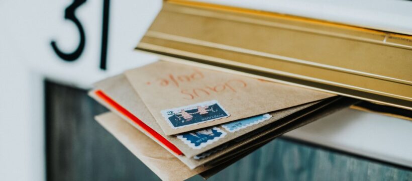 Ein voller Briefkasten verrät direkt: Hier ist niemand Zuhause. Foto: freepik