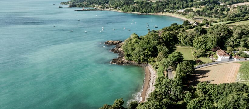 Jersey (hier St. Catherine's Bay) steht im Mittelpunkt der WDR-TV-Sendung "Wunderschön" am 18. Mai.