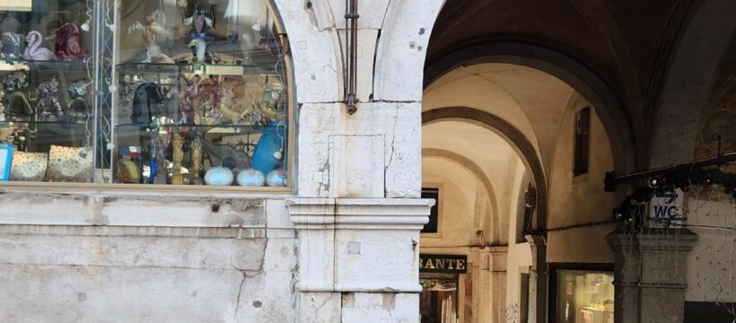 © Stadtführungen Venedig - Straßenschild Ruga dei Oresi am Rialto in Venedig