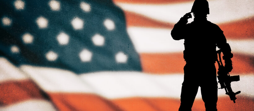 Soldat-Silhouette vor US-Flagge; Detektei USA, Detektiv Amerika, Privatdetektiv Vereinigte Staaten von Amerika, Detektiv USA