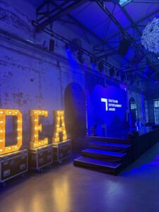 elfplus+ unterstützte den Deutschen Entertainment Award 2025 DEA-2025-1-225x300 elfplus+ unterstützte den Deutschen Entertainment Award 2025