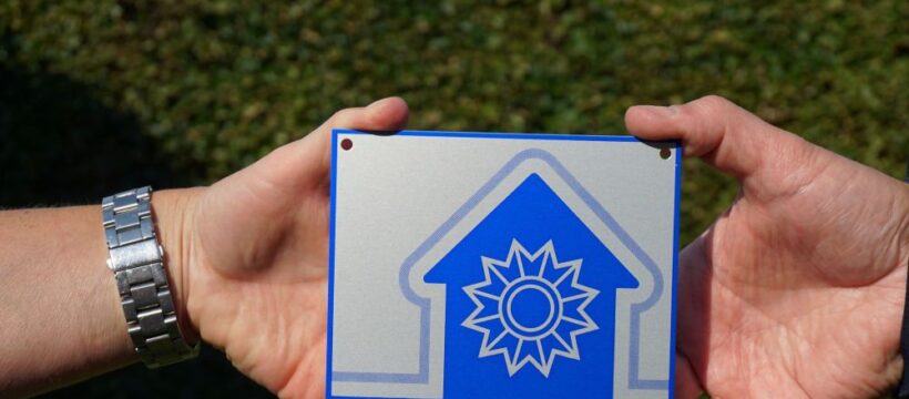 Die "Zuhause sicher"-Präventionsplakette. Foto: Netzwerk Zuhause sicher e. V.