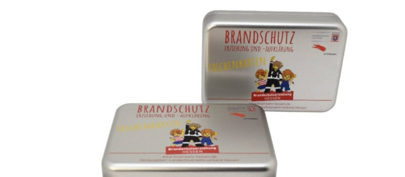 Für den Landesfeuerwehrverband Hessen haben wir eine bedruckte Weißblechdose für Taschenkarten zum Brandschutz gefertigt, robust, langlebig und ideal für den Alltag.