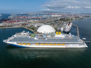 Carnival-Firenze-docked-at-Long-Beach-Cruise-Terminal-0022-300x225 Carnival Firenze startet 2027 zu drei besonderen Südamerika-Fahrten und bietet zehn neue Karibik-Routen ab Miami