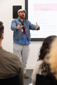 TommyMoore_bvikConnect-scaled-1-200x300 Hands up, this is a Mind Heist! – DRPGroup begeistert bei den Inkometa Days 2025 mit KI, Emotion und einem Hauch Bankraub