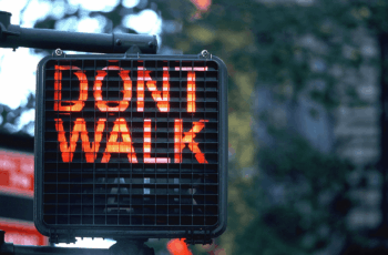 Rotes Leuchtschild mit der Aufschrift „DON’T WALK“ als Symbol für Stillstand und Beobachtung im Alltag, aufgenommen im urbanen Umfeld