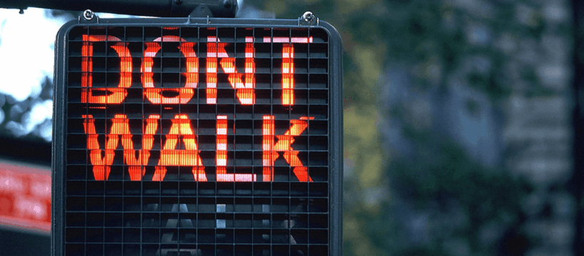 Rotes Leuchtschild mit der Aufschrift „DON’T WALK“ als Symbol für Stillstand und Beobachtung im Alltag, aufgenommen im urbanen Umfeld