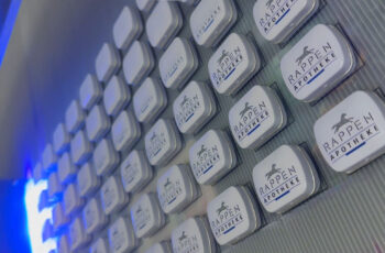 Ideal für Kleinserien: ADV PAX bedruckt Ihre personalisierten Weißblechdosen individuell im hochauflösenden Digitaldruck