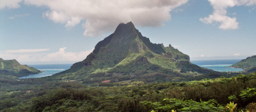 Blick auf die Opunohu Bay und Cooks Bay auf Moorea in Französisch Polynesien vom Belvedere aus.