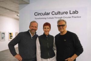 Kreislaufwirtschaft im Kulturbereich: 2bdifferent unterstützt das Kulturamt der Landeshauptstadt Stuttgart bei der Stuttgarter Kreislaufwirtschaftsstrategie PR_2026-01-08-Kopie-300x200 Kreislaufwirtschaft im Kulturbereich: 2bdifferent unterstützt das Kulturamt der Landeshauptstadt Stuttgart bei der Stuttgarter Kreislaufwirtschaftsstrategie