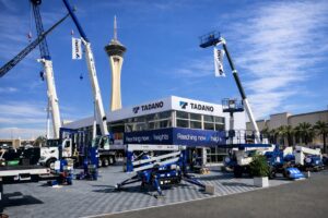 Tadano-Messestand-Las-Vegas-2026-300x200 meplan realisiert Tadano Markenraum auf der CONEXPO-CON/AGG 2026