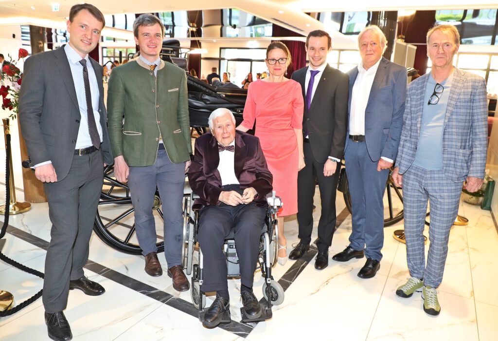 Grand-Elisabeth_Maximilian-Habsburg-Lothringen_Valentin-Habsburg-Lothringen_Peter-Weck-mit-Lebensgefaehrtin-Joanna-Rzepa_Philipp-Zauner_Herbert-Ackerl_Josef-Oehlinger-1024x700 Feiern wie die Kaiserin: Glanzvoller Geburtstag für das Hotel Grand Elisabeth in Bad Ischl mit Ehrengast Peter Weck